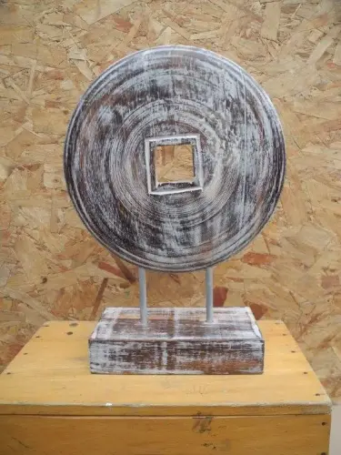 Artikelbild des Artikels “Chinesische Münze auf Holzsockel, 35 cm “