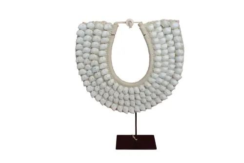 Artikelbild des Artikels “Dekoratives Halsband, weiß, auf Holzständer “