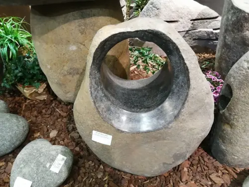 Artikelbild des Artikels “Objekt aus Flussst. mit Aushöhlung, 50 cm “
