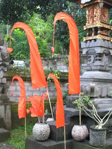 Artikelbild des Artikels “Original Balifahne, dunkelorange, inkl. 2teiligem Fahnenstab.Das Komplettset ist in den Größen 120 cm und 200 cm erhältlich. “