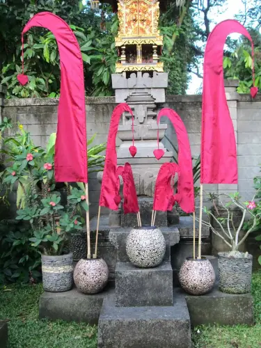 Artikelbild des Artikels “Original Balifahne, weinrot, inkl. 2teiligem Fahnenstab. Das Komplettset ist in den Größen 120 cm und 200 cm erhältlich. “