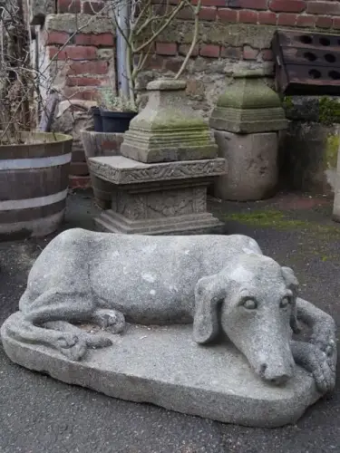Product image of the product “SALE - Hunting dog, lying on base, ca. 80 cm L ”