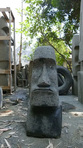 Artikelbild des Artikels “Moai-Kopf, 75 cm Höhe| Naturstein (Basanit), Steinmetzarbeiten. Naturstein, grau “
