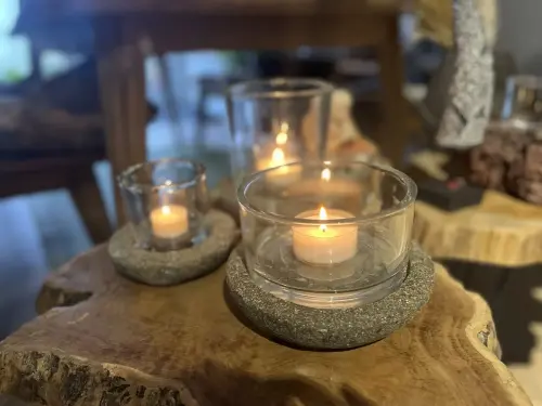 Artikelbild des Artikels “Windlicht aus Basanit mit Glas – 14 cm Ø “