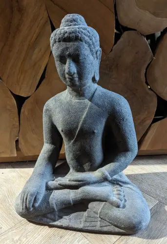 Artikelbild des Artikels “Buddha, sitzend - Borrobudur, 34 cm hoch, aus gegossenem Lavastein, antikisiert “
