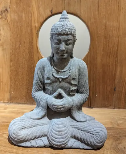 Artikelbild des Artikels “Sitzender Buddha, thailändisch, 28 cm H | Form Stein / geschnitzt, handgefertigt “
