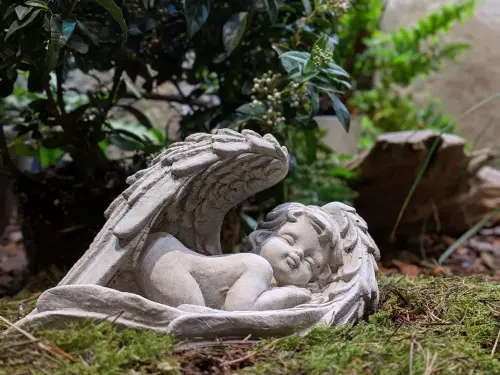 Artikelbild des Artikels “Schlafender Engel im Flügel, Gartenfigur, 25 cm “