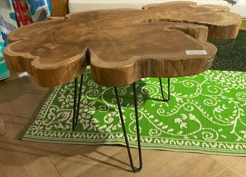 Artikelbild des Artikels “Unikat - Beistelltisch mit Metallbeinen, die Platte ist aus einem Stück Teakwurzel gefertigt. Größe etwa 80cm Länge und 50 cm Breite, 5,5cm Dicke, Höhe ist 45cm “