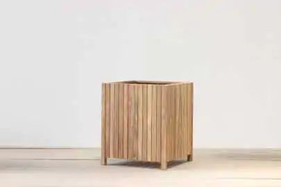 Artikelbild des Artikels “Pflanzgefäß aus Holz, kubische Form, aus Teakholz. Ca. 63 cm “