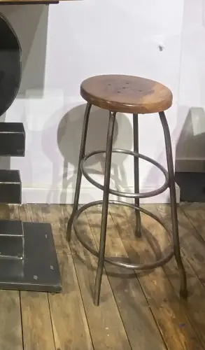 Artikelbild des Artikels “Barstühle, 75cm hoch, aus recycletem Ölfass. Stahlblech. “