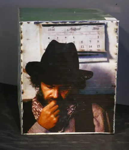 Artikelbild des Artikels “Würfel mit gedrucktem Motiv, Bud Spencer 40 cm. Wird aus recycelten Ölfässern hergestellt “