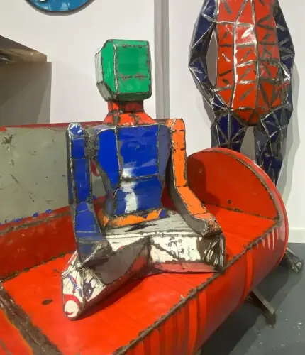 Artikelbild des Artikels “Sitzender Meditationsroboter, 65cm hoch, Skulptur aus upcyceletem Ölfass. “