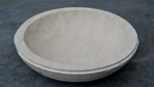 Artikelbild des Artikels “Schale aus Marmor, 45 cm, außen leicht bossiert “