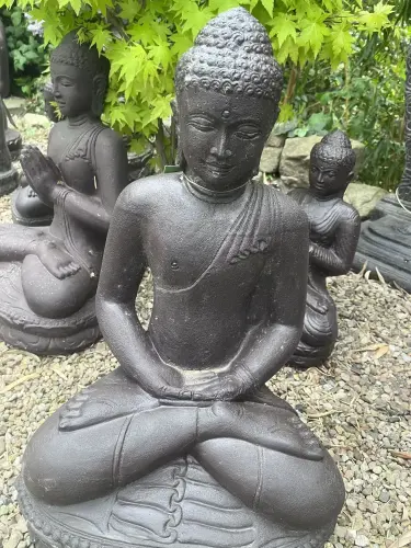 Artikelbild des Artikels “Ausstellungsstück - Sitzender Buddha, Indien, 60 cm Höhe, Kunststein, handgefertigt & farbig. Gussstein mit antikem Finish, handgearbeitet & gefärbt. “