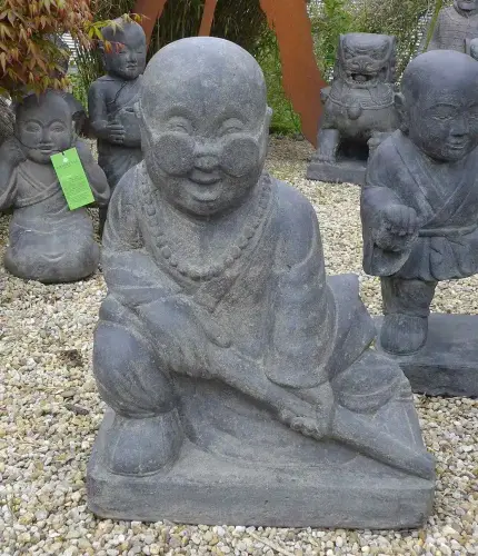 Artikelbild des Artikels “Stehender Kung Fu Mönch mit Stock “