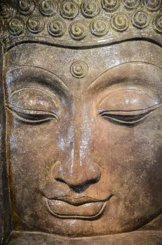 Artikelbild des Artikels “Buddha-Kopf-Relief mit Sockel als Wasserspiel, 155 cm “