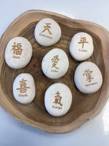 Artikelbild des Artikels “Glücksstein - 7er-Set Chinesisches Zeichen, weiß / gold, deutscher Text |Natur “