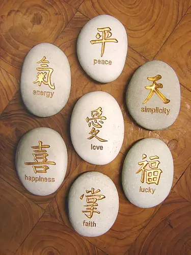 Artikelbild des Artikels “Glücksstein - 7er-Set Chinesisches Zeichen, weiß/gold, französischer Text |Natur “