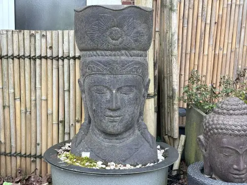 Artikelbild des Artikels “Der Kopf des Javaners Ken Dedes mit einem Topf darauf, er kann als Pflanzgefäß verwendet werden. 54 x 54 x 101 cm. Steinguss, handgefertigt & farbig. Eingefaerbt in der Farbe Antik-Finish “