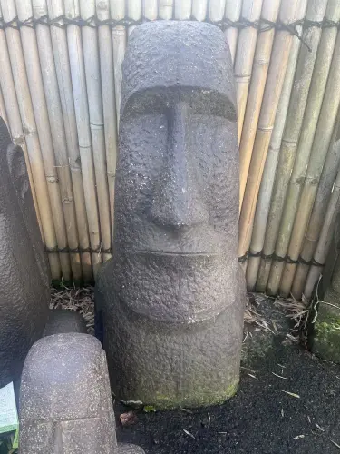 Artikelbild des Artikels “Ausstellungsstück - Moai-Kopf, 47x44x100cm, aus Stein gegossen, handbearbeitet und gefärbt in der Farbe Antik-Finish “