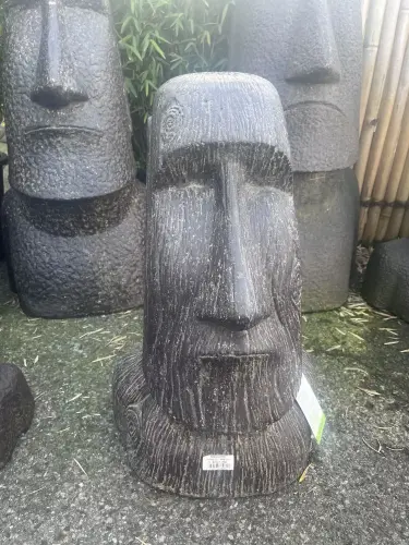 Artikelbild des Artikels “Ausstellungstück - Moai-Kopf, Struktur der Oberfläche in Holzoptik. 40 x 35 x 64cm. Steinguss, handgefertigt & farbig. Antik-Finish “