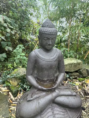 Artikelbild des Artikels “Ausstellungsstück - Sitzender Buddha, Indien, 80 cm Höhe, Kunststein, hohl, handgefertigt & farbig. “