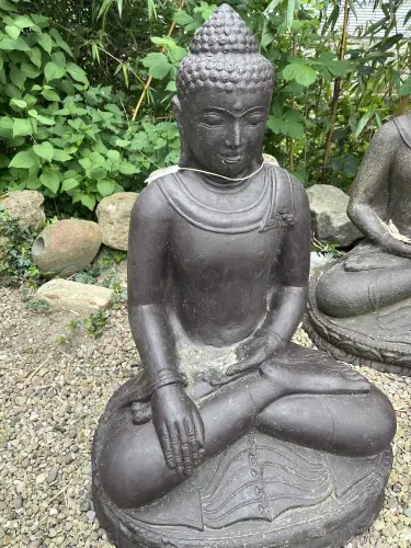 Artikelbild des Artikels “Ausstellungsstück - Sitzender Buddha, Indien, 80 cm Höhe, Kunststein, hohl, handgefertigt & farbig. “