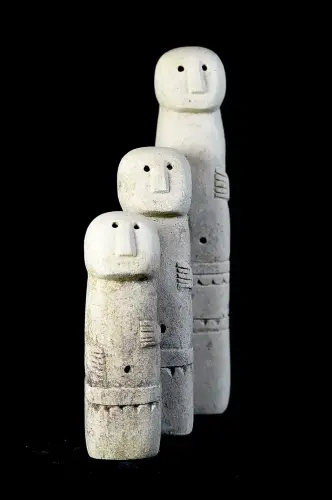 Artikelbild des Artikels “Set mit drei Statuen, Naturstein “