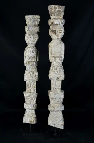 Artikelbild des Artikels “Set mit zwei Statuen, Holz auf Ständer “
