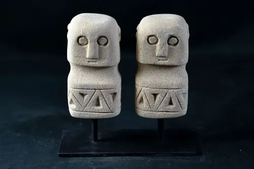 Artikelbild des Artikels “Set mit zwei Statuen, Naturstein “