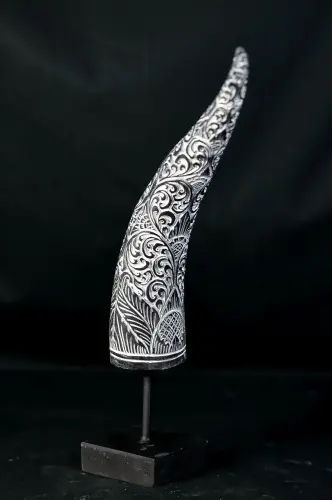 Artikelbild des Artikels “Graviertes Horn aus Kokosnuss, doppel, handbemalt “