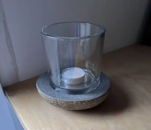 Artikelbild des Artikels “Windlicht aus Flussstein mit Glas – 12,5 cm Ø “