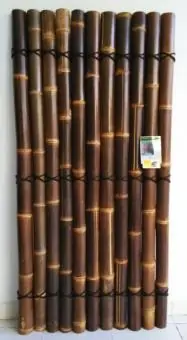 Artikelbild 1 des Artikels “Bambuszaun aus halbierten Bambusstäben “