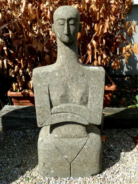 Artikelbild 1 des Artikels “Abstrakte Figur - Frauen. Die Größe beträgt 40x25x105 cm. Naturstein (Basanit), Steinmetzarbeiten “