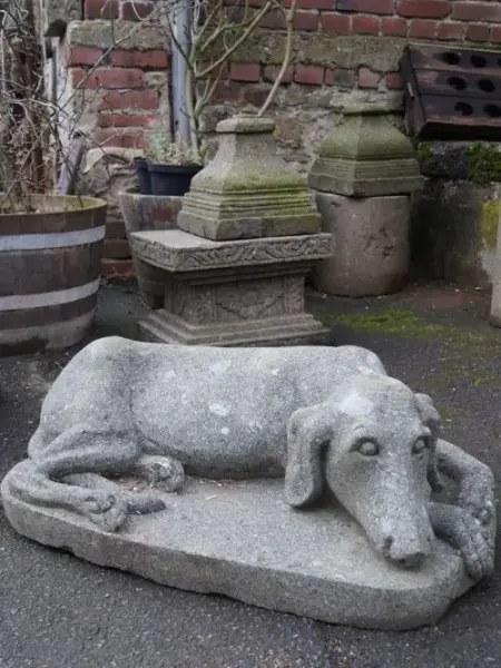 Artikelbild 1 des Artikels “SALE – Jagdhund, liegend auf Sockel, ca. 80 cm L “