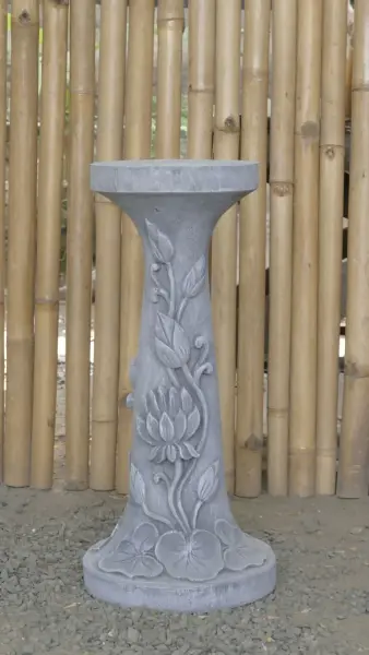 Artikelbild 1 des Artikels “Rinjani - Sockel, verjüngt, mit Lotus-Motiv, Ø 24cm, 52cm H | Steinguss “