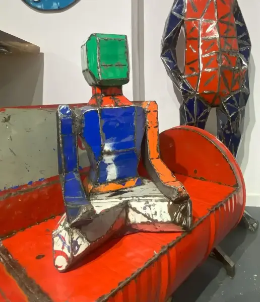 Artikelbild 1 des Artikels “Sitzender Meditationsroboter, 65cm hoch, Skulptur aus upcyceletem Ölfass. “