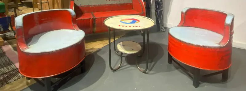 Artikelbild 1 des Artikels “Set aus zwei Stühlen und einem Tisch, aus recyceltem Metall, Metallkunst “