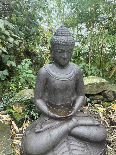 Artikelbild 1 des Artikels “Ausstellungsstück - Sitzender Buddha, Indien, 80 cm Höhe, Kunststein, hohl, handgefertigt & farbig. “
