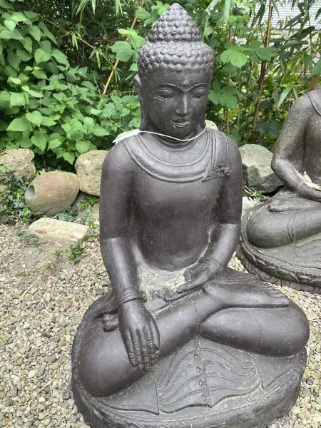 Artikelbild 1 des Artikels “Ausstellungsstück - Sitzender Buddha, Indien, 80 cm Höhe, Kunststein, hohl, handgefertigt & farbig. “