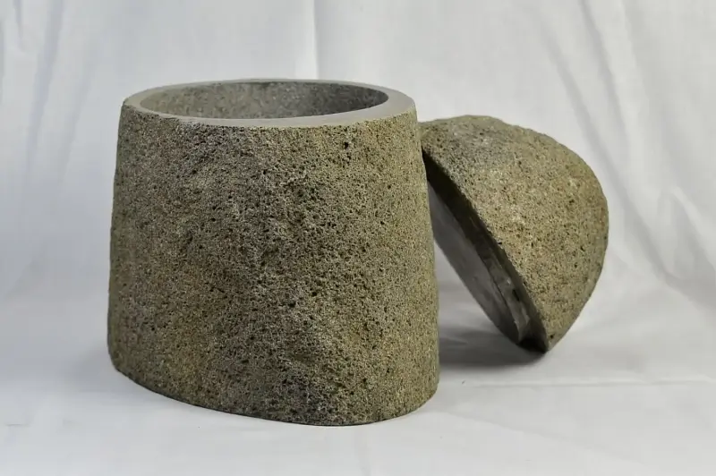 Artikelbild 1 des Artikels “Steingefäß mit Deckel, ca. 0,75 l Inhalt “
