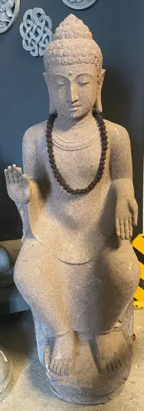 Artikelbild 1 des Artikels “EINZELSTÜCK - Sitzender Buddha auf Sockel, 130 cm H, rötlicher Flussstein “
