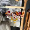 Artikelbild 2 des Artikels “Glaswindspiel, hängende Glasstücke am Stock, Hänger mit Treibholz, Farbe Rot. “