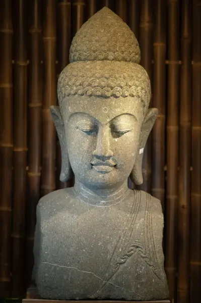 Artikelbild 2 des Artikels “Buddha-Büste aus Naturstein (Basanit) “