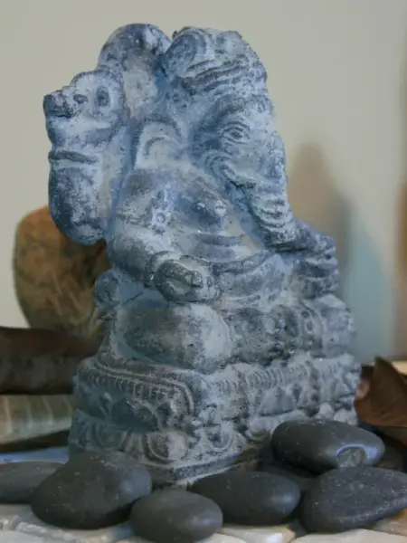 Artikelbild 2 des Artikels “Ganesh, sitzend | Kunststein | ca. 15 h - Lavagesteinguss, Antik-Finish “