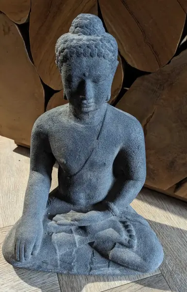 Artikelbild 2 des Artikels “Buddha, sitzend - Borrobudur, 34 cm hoch, aus gegossenem Lavastein, antikisiert “