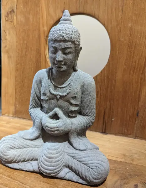 Artikelbild 2 des Artikels “Sitzender Buddha, thailändisch, 28 cm H | Form Stein / geschnitzt, handgefertigt “