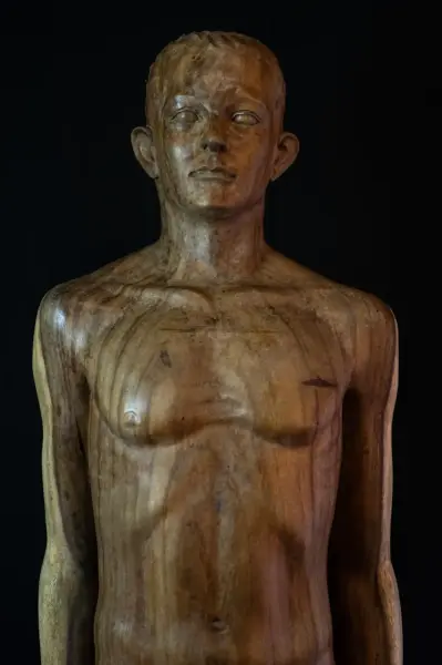 Artikelbild 2 des Artikels “Unikat: Stehender Mann – lebensgroßes Kunstobjekt aus Suarholz “