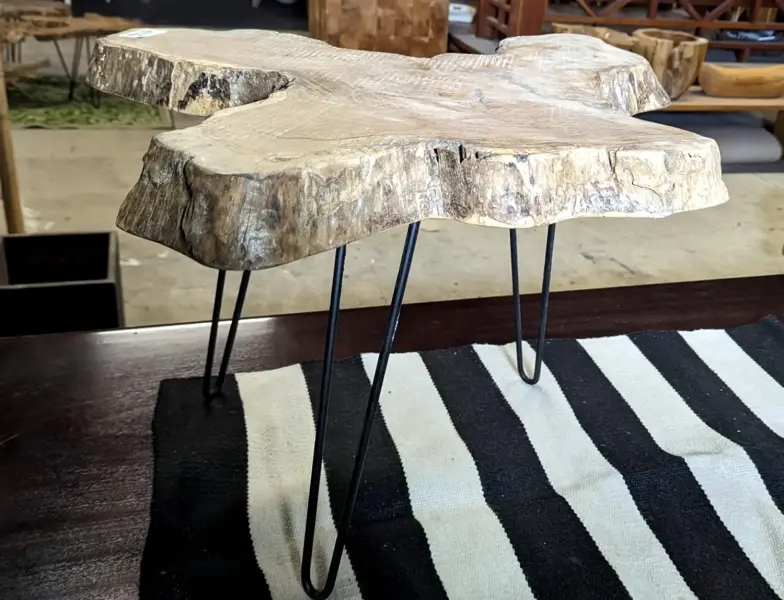 Artikelbild 2 des Artikels “Unikat - Beistelltisch mit Metallbeinen, die Platte ist aus einem Stück Teakwurzel gefertigt. Größe etwa 70 cm Länge und 60 cm Breite, 5,5cm Dicke, Höhe ist 45cm “