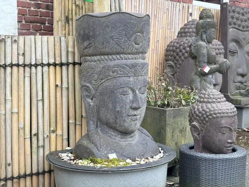 Artikelbild 2 des Artikels “Der Kopf des Javaners Ken Dedes mit einem Topf darauf, er kann als Pflanzgefäß verwendet werden. 54 x 54 x 101 cm. Steinguss, handgefertigt & farbig. Eingefaerbt in der Farbe Antik-Finish “